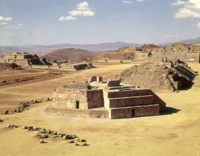 Vista del Montículo J, construido c.200 a.C. de Zapotec